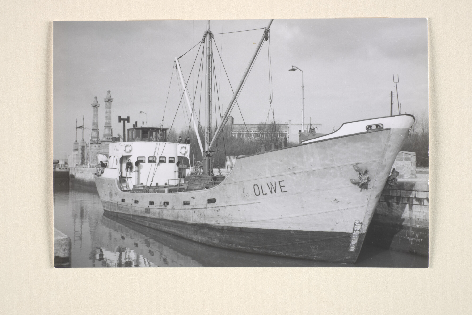 1996.2359; De coaster ms. 'Olwe' van J. Olthuis uit Groningen ligt afgemeerd in (vermoedelijk) Oostende; foto