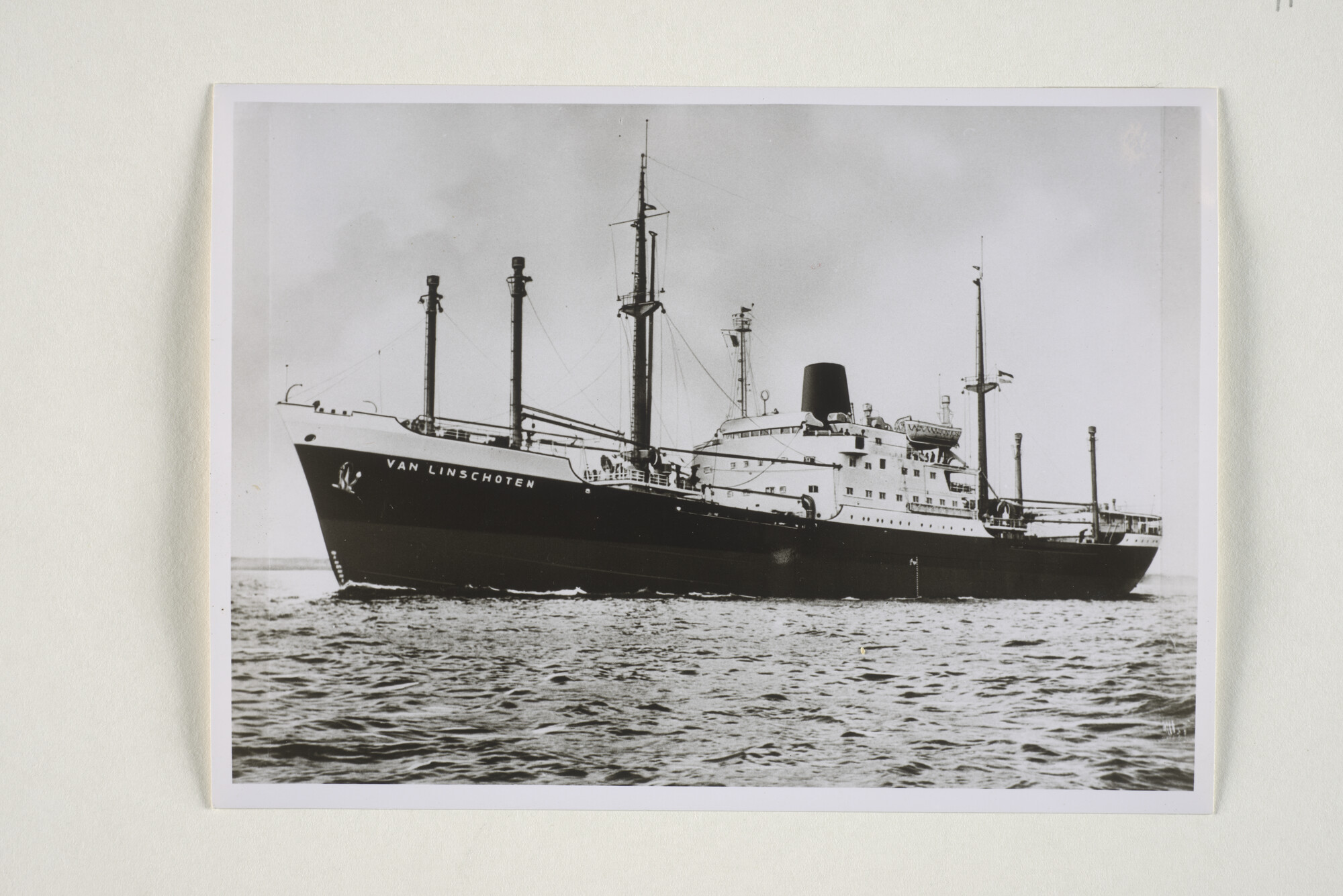 1994.1857; Het ms. 'Van Linschoten' van de KPM varende op zee; foto