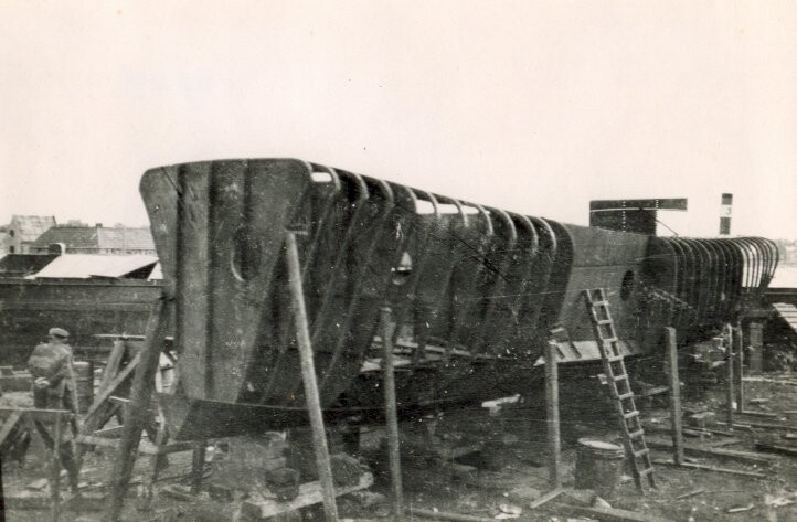 1993.6144; De zelfrichtende motorreddingboot 'Insulinde' van de NZHRM in aanbouw bij de werf van de Gebroeders Niestern in Delfzijl; foto