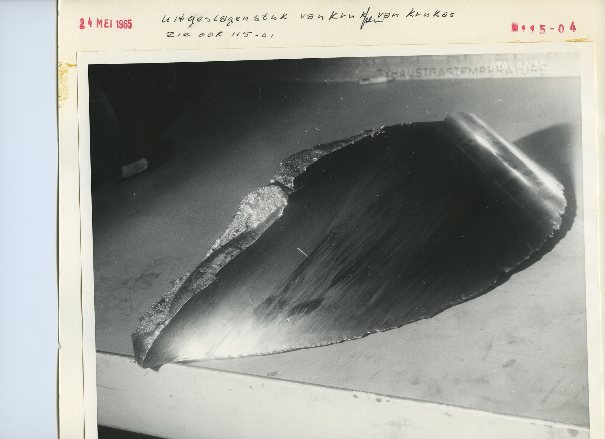 S.5444(4434)10; Foto van schade aan een gebroken krukas van de hoofdmotor van de Atalante; foto