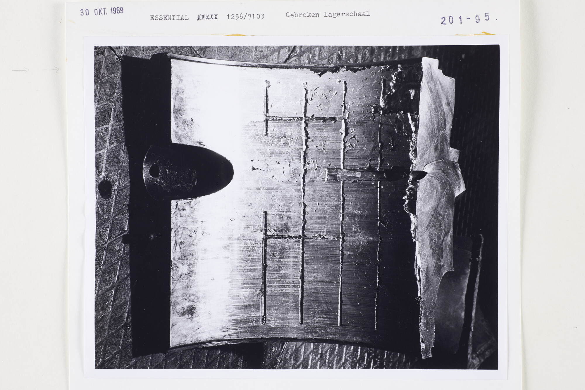 S.5444(5068)03; Foto van schade aan werktuigen in de motorkamer van de Essential; foto