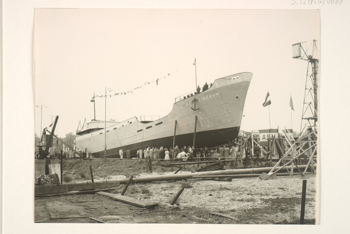 S.5219(12)0088; Foto's van de tewaterlating van de coaster ms. 'Mare Librum' van het Scheepvaartbedrijf Marin (C.A. Jansen, Arnhem); fotoreportage