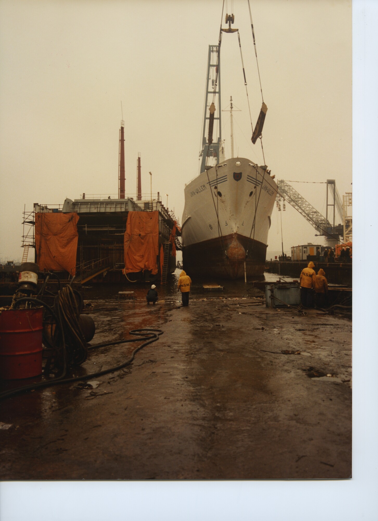 S.5444(00010)05; Foto van de plaatsing van een tussensectie bij het koelschip ms. 'Jan Willem'; foto