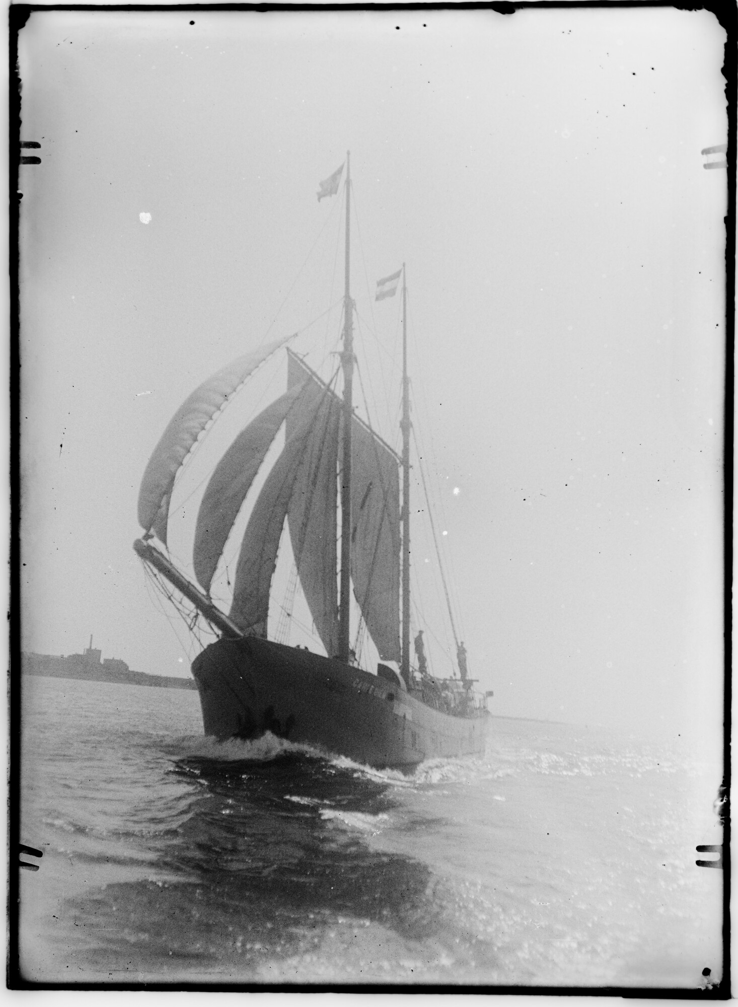 2018.1056; Glasnegatief van de motorschoener Carpe Diem (Nederlands, 1917); glasnegatief