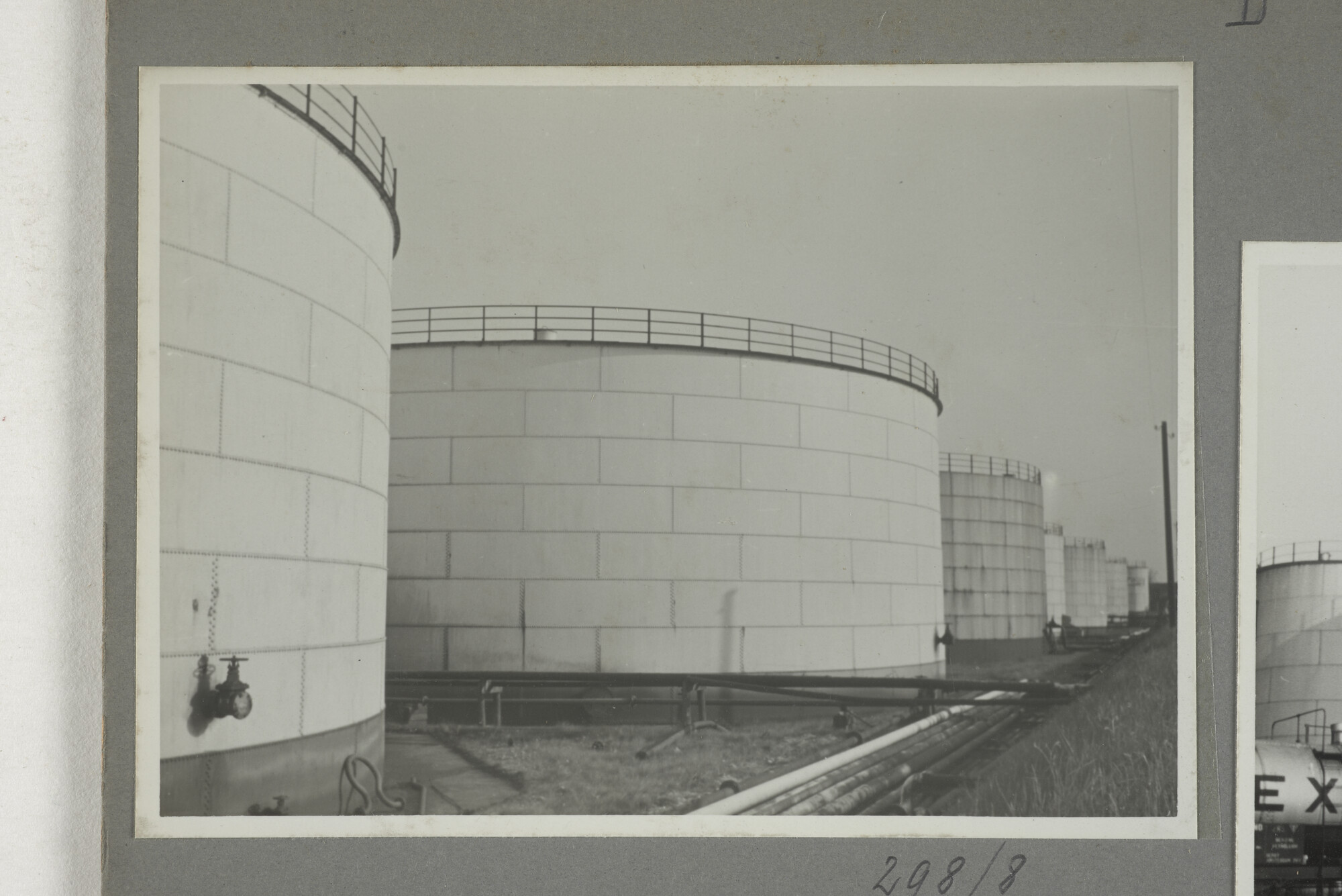 1998.2177; Omslag/ album met een grote hoeveelheid proeffoto's gemaakt door mw. A.M. Wolff-Koller in opdracht van de Gemeente Handelsinrichtingen in Amsterdam; omslag