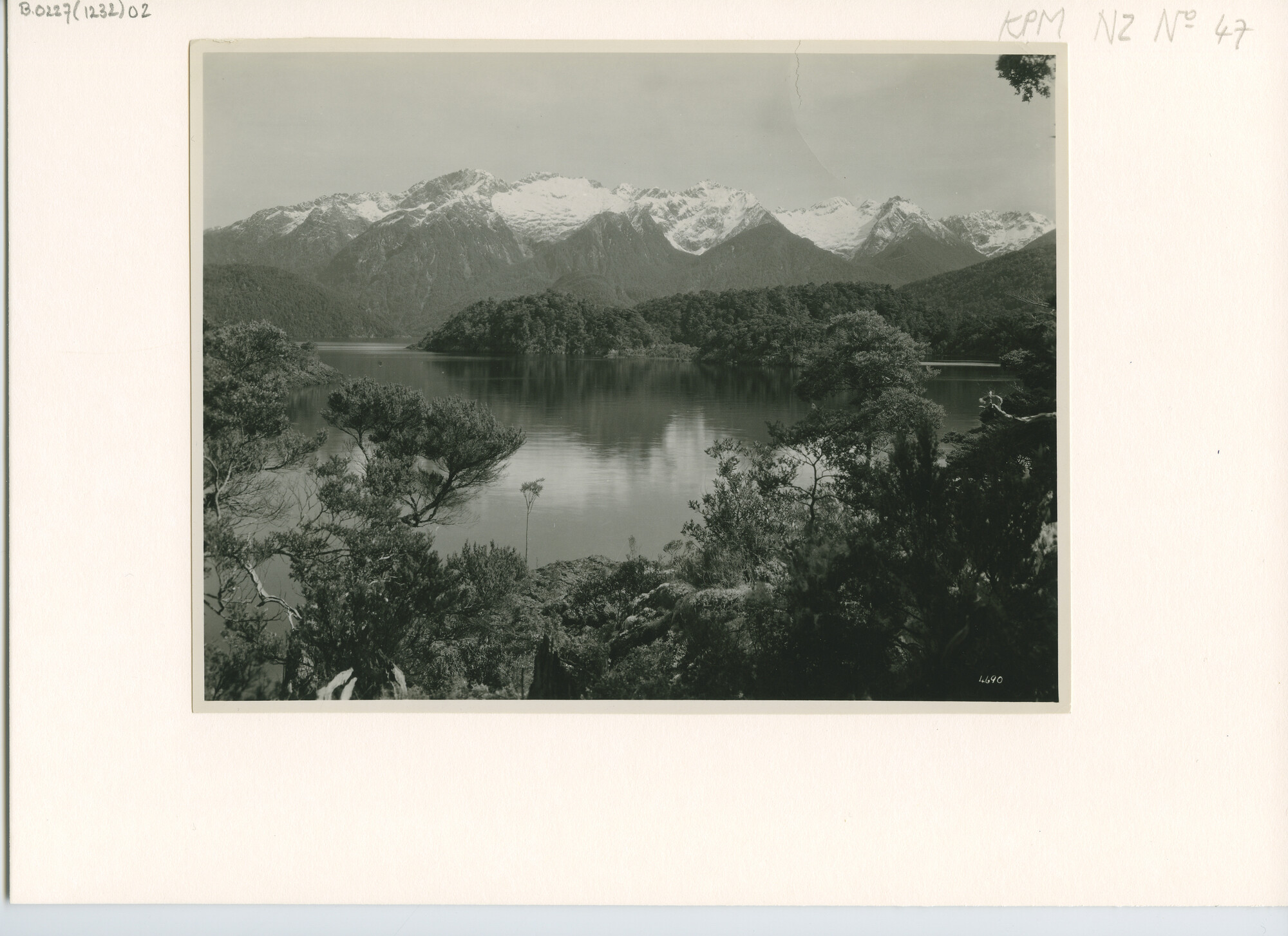 B.0227(1232)02; Landschapsfoto: gezicht op Lake Manapouri en omliggende bergtoppen (Nieuw [...]; foto