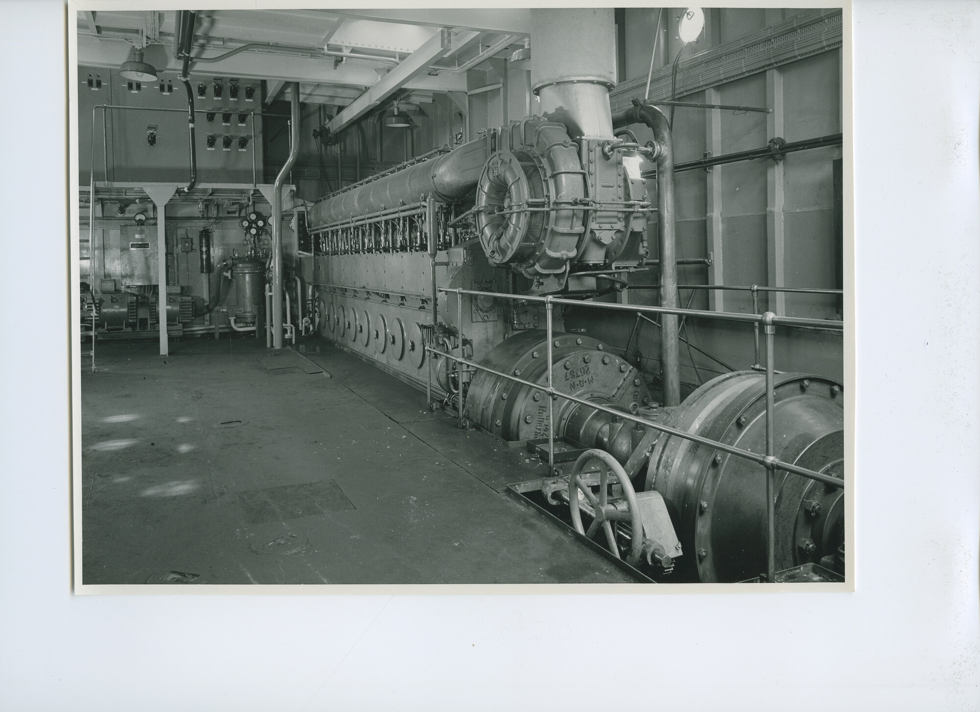 S.5621(01)0824; Foto van Rolleville; graafwiel - bakkenzuiger; Machinekamer (hoofdmotor).; foto