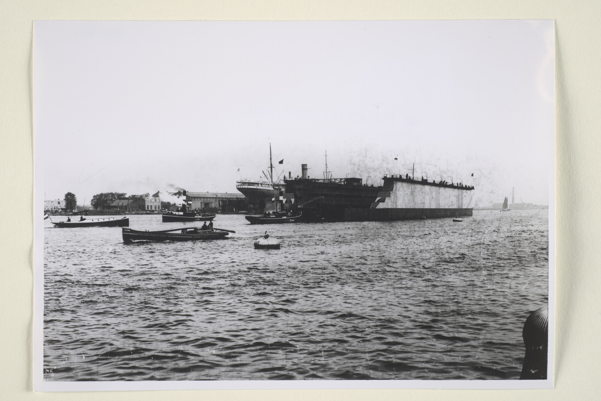 1995.5471; De scheepsreparatiewerf van de ADM gezien vanaf het water; foto