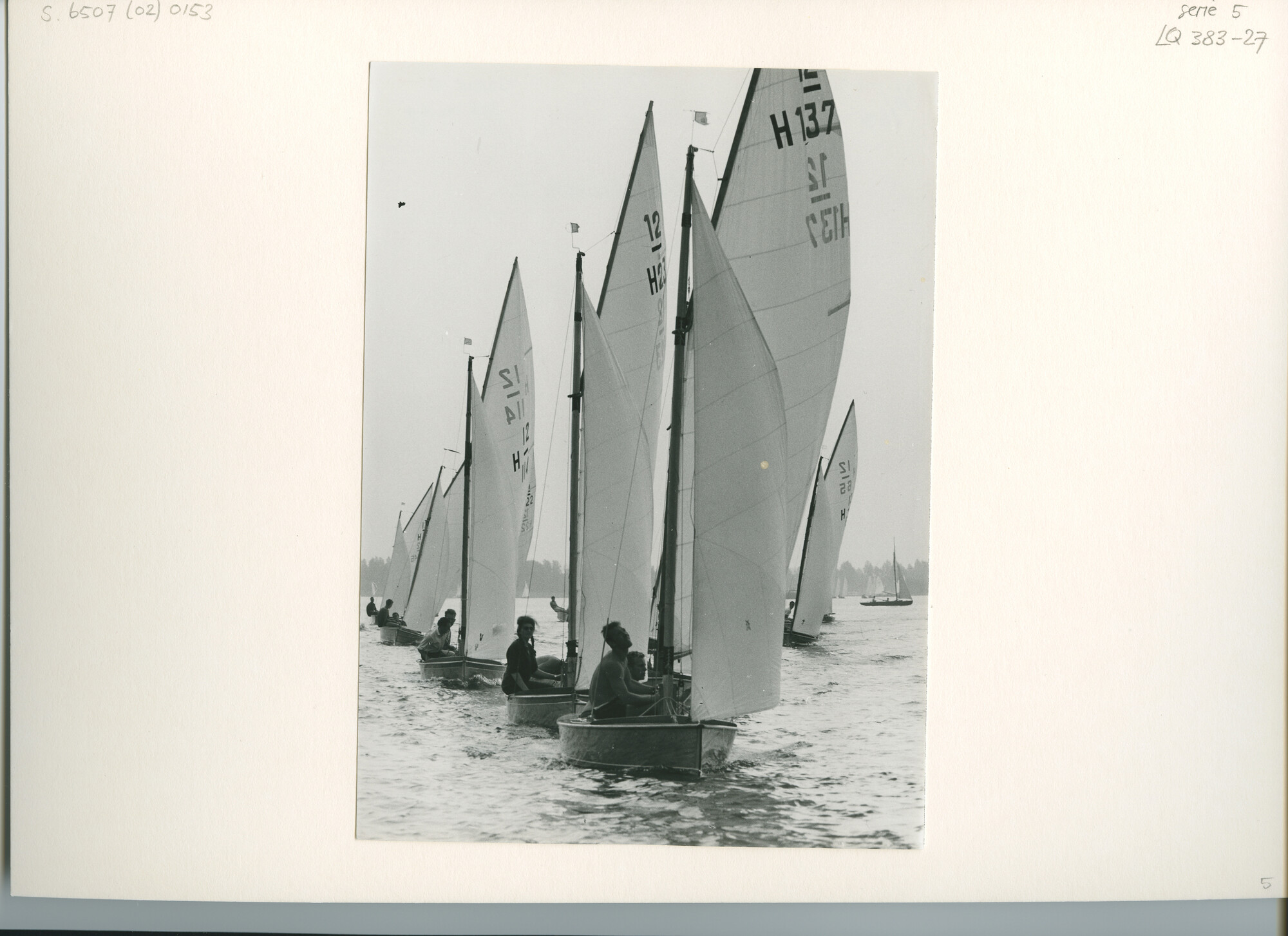S.6507(02)0153.02; Zwart-wit foto van de 12m² klasse voor de wind tijdens de Nieuw Loosdrechtweek en in kiellinie met halve wind tijdens de Hollandweek I 1963; foto