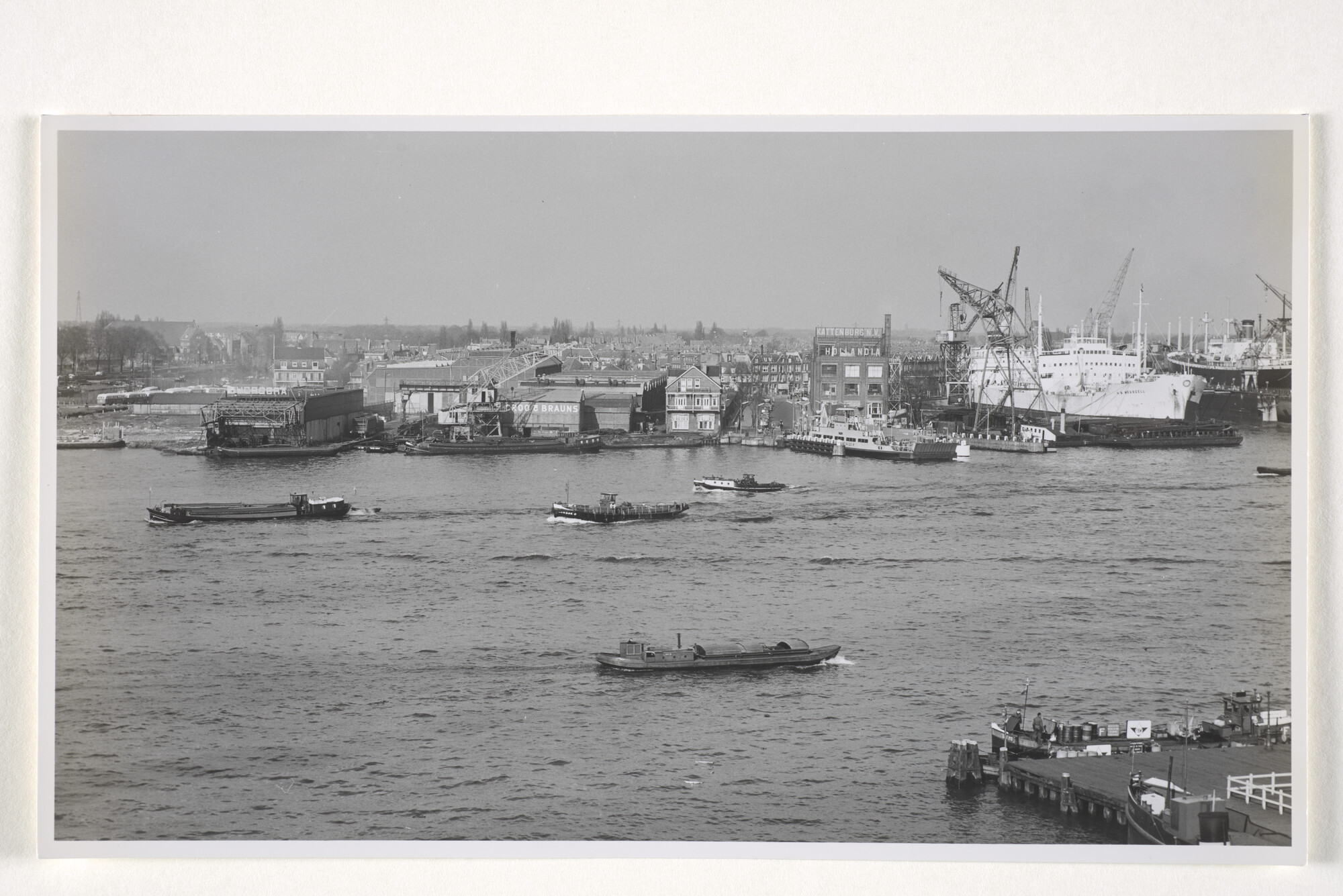 1997.1064; Foto's van met het gezicht op het IJ onder andere gezien vanaf het KNMI-gebouw aan de Handelskade in Amsterdam; fotoreportage
