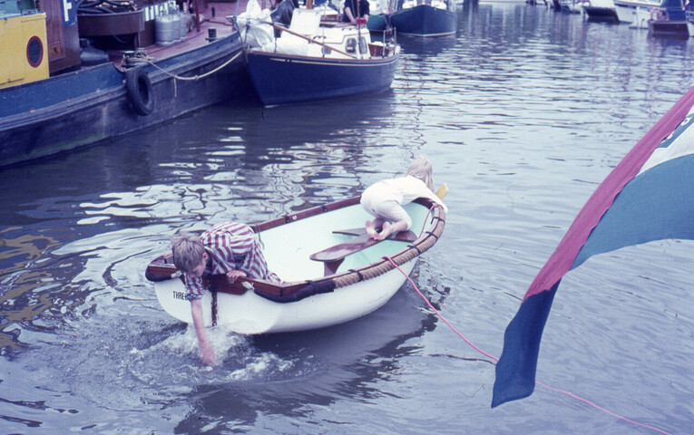 2013.0981; Dia van twee kinderen in het bijbootje van de Thresoor; kleurendia