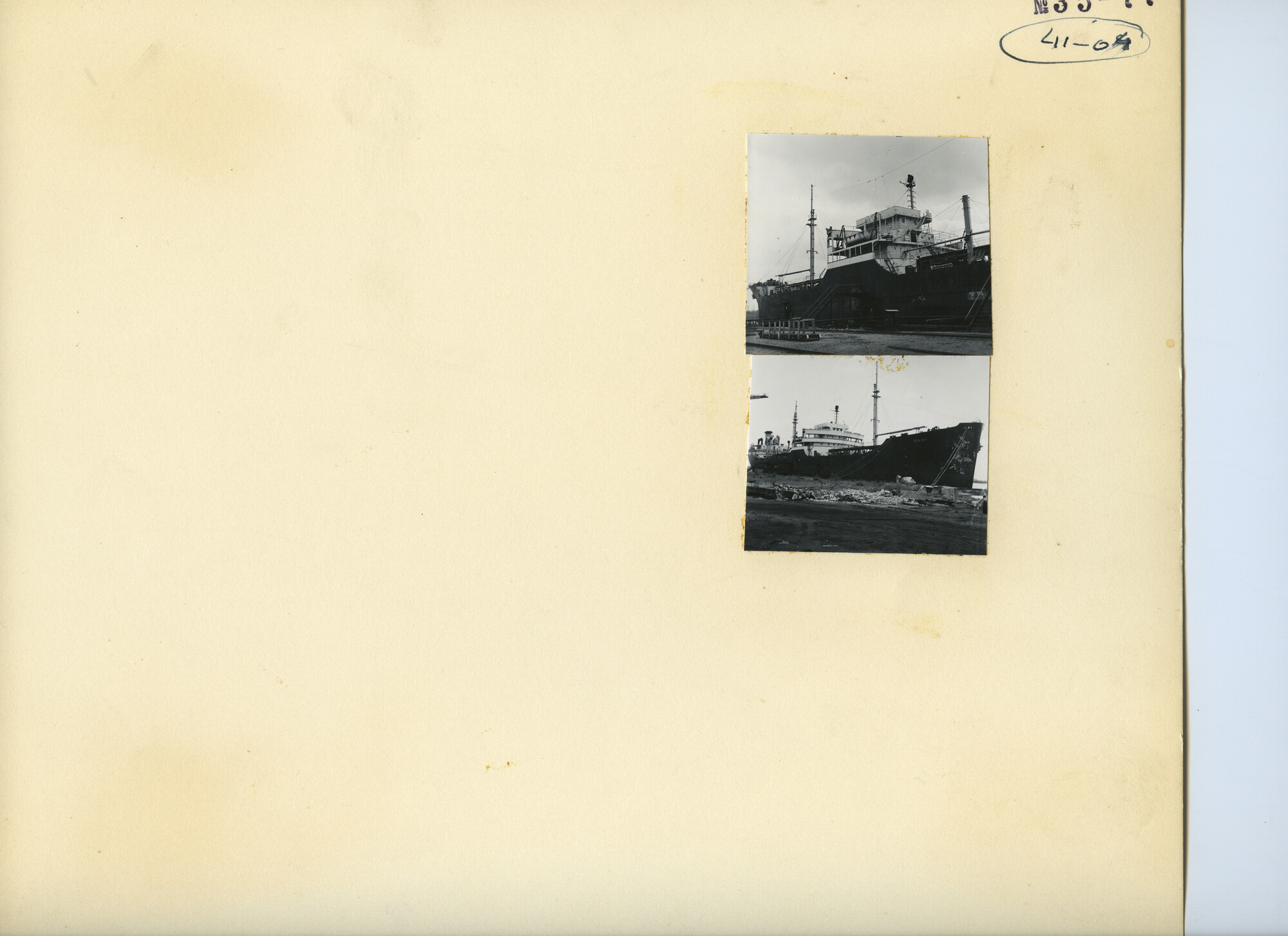 S.5444(3533)2; Foto van de aankomst van de T2-tanker Frixos op de werf; foto