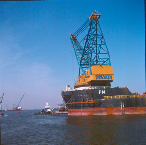 S.9100(8457); Dia van Panamese kraanschip Pearl Marine (ex- Germinal) bij ter Haak [...]; diapositief