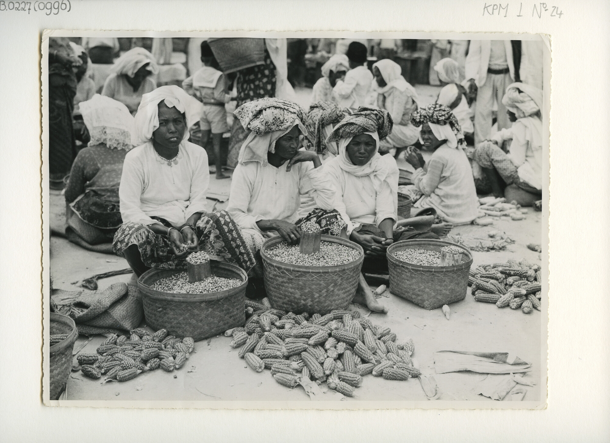 B.0227(0996); Minangkabausche vrouwen verkopen maïs op de passerdag in Fort de Kock (Sumatra); foto