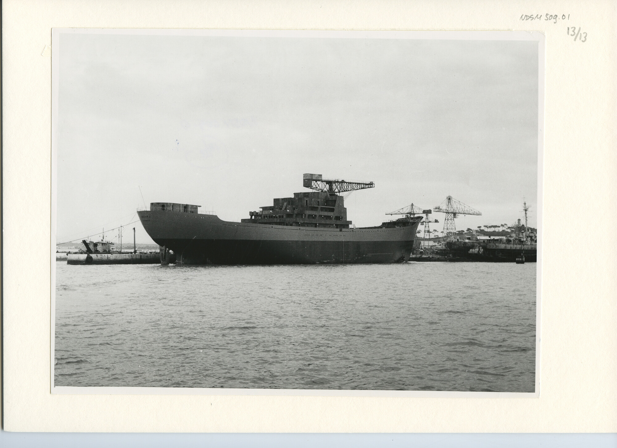 S.5444(2928)13; Foto van de tewaterlating en inzegening van het Portugese vrachtschip ms. Beira; foto