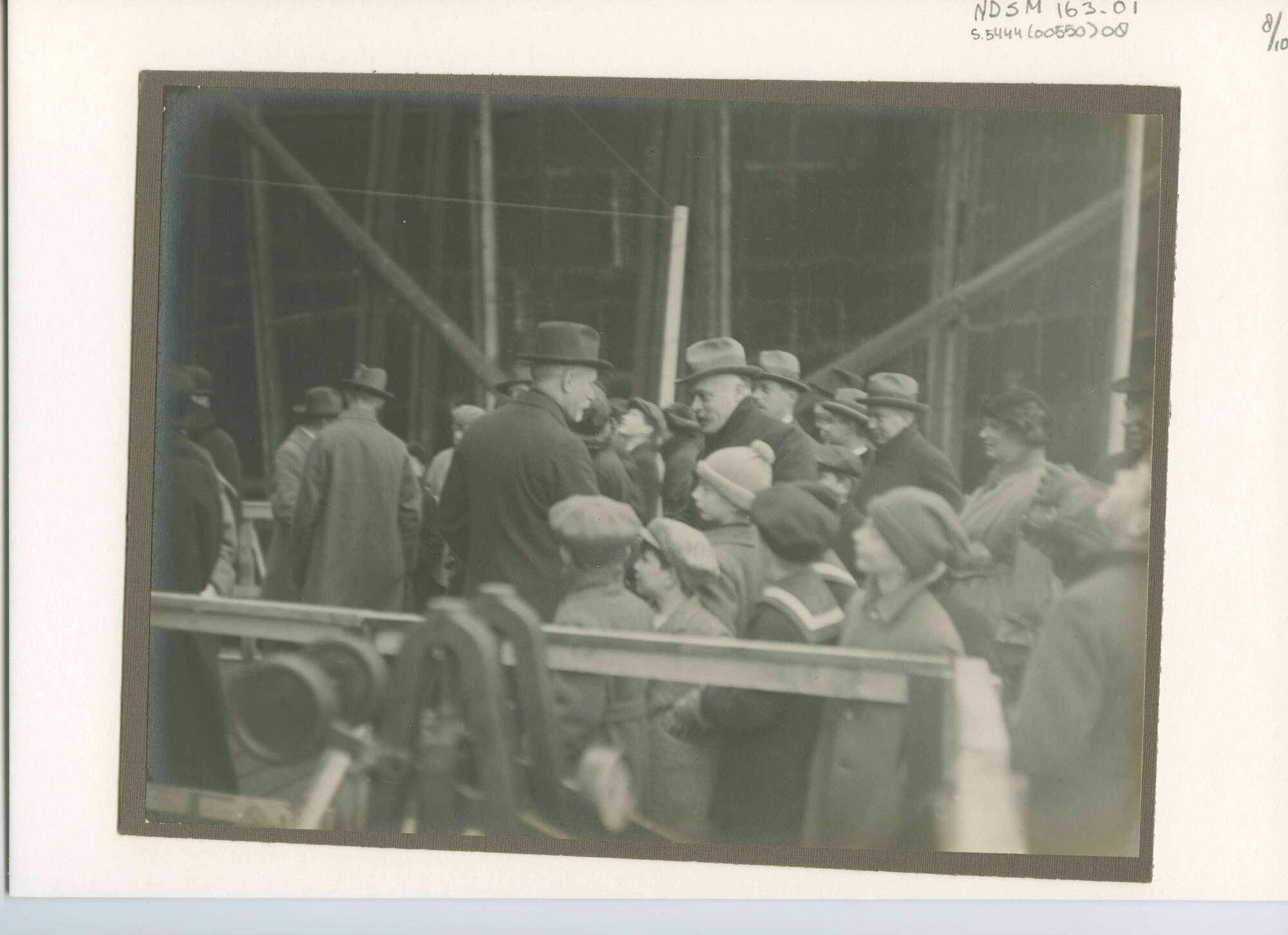S.5444(0550)08; Foto van de tewaterlating van het vracht-passagiersschip ss. Swartenhondt; foto