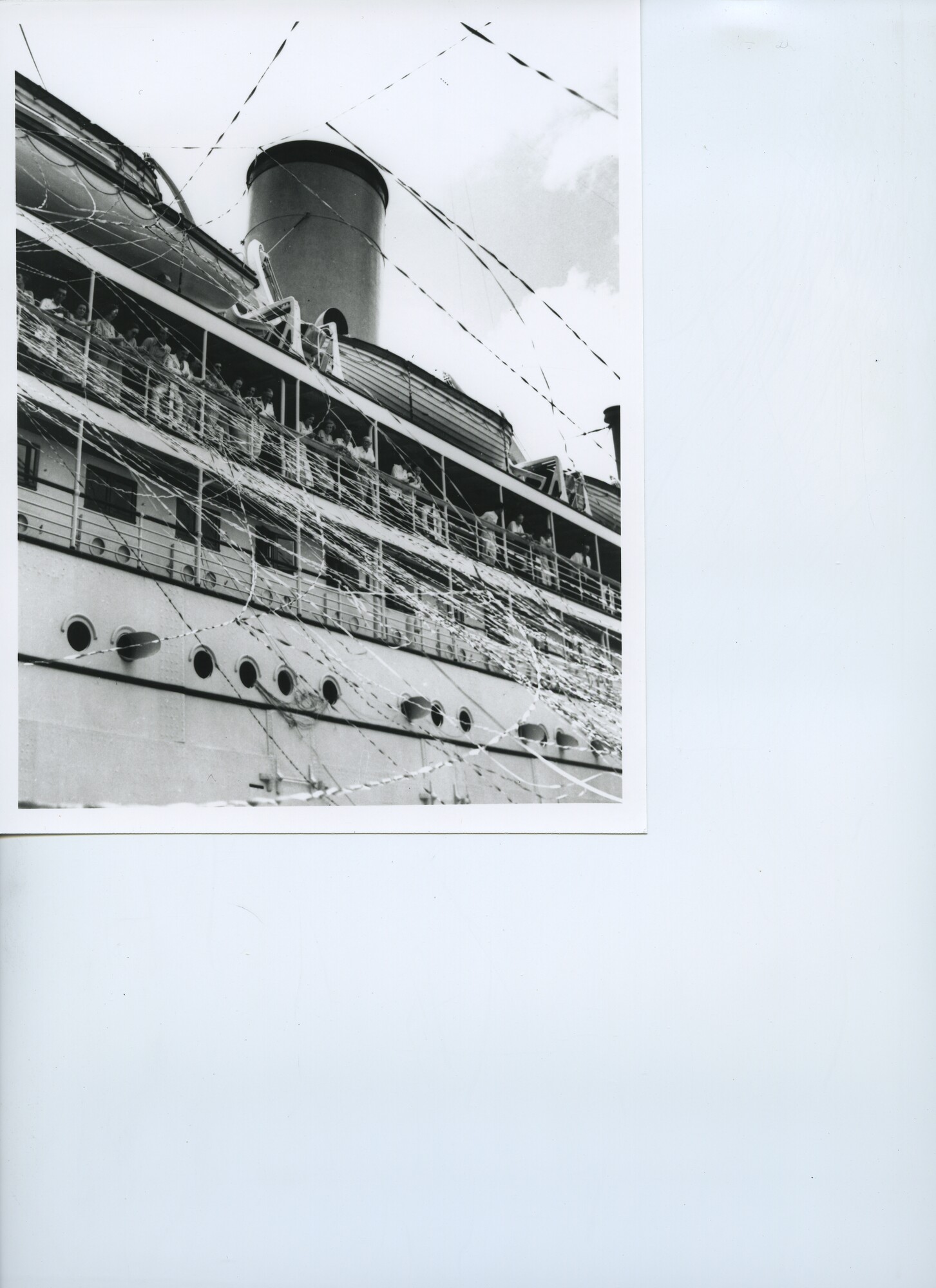 B.0227(0275)03; Foto van achterblijvers, die het passagiersschip ss. Nieuw Zeeland van de [...]; foto