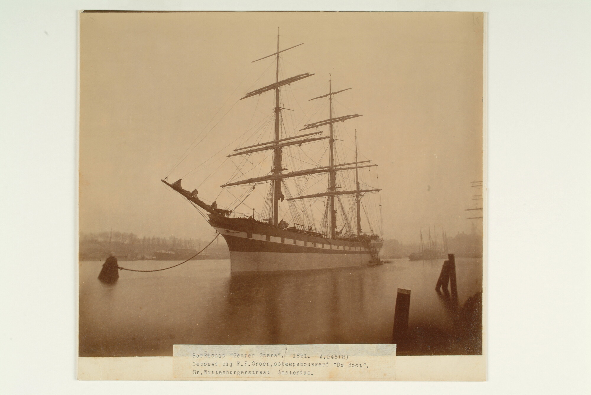 A.0246(08)d1; Het barkschip 'Columbus' liggend in het Oosterdok; foto