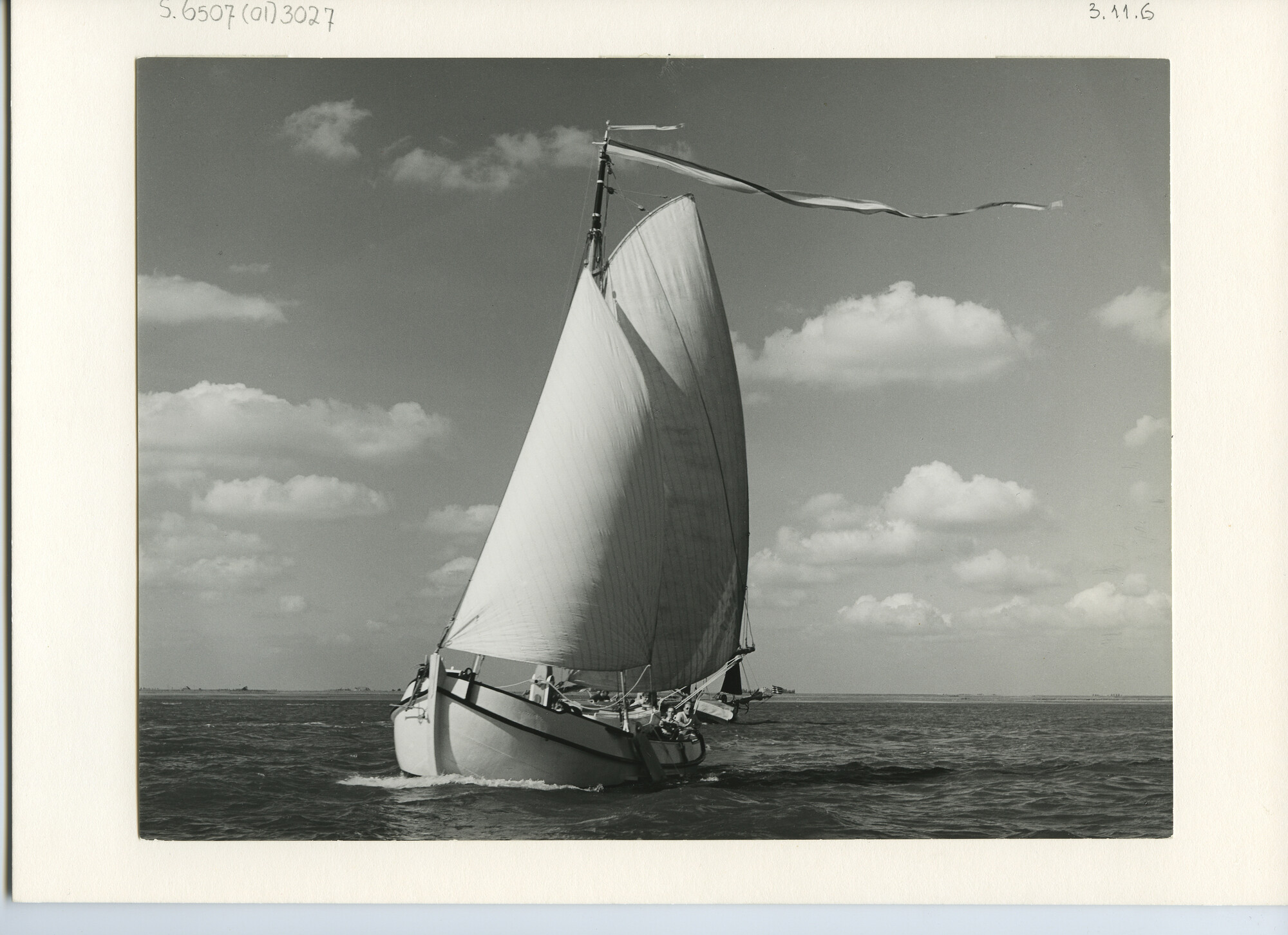 S.6507(01)3027; Vooraanzicht van de witte stalen blazer Jan Haring zeilend op open water; foto