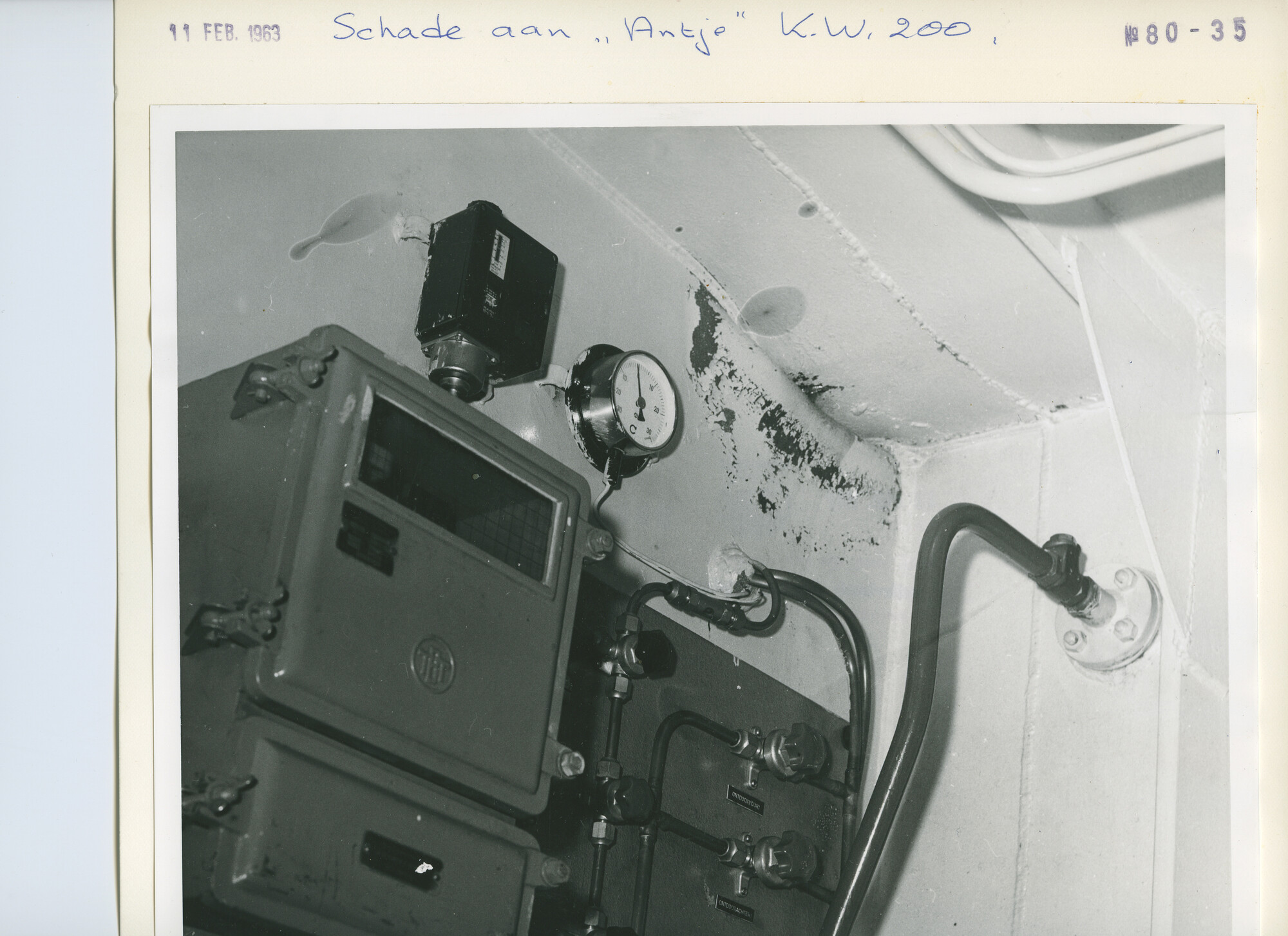 S.5444(4021)05; Foto van de aanvaringsschade bij het visserschip Antje (KW 200); foto