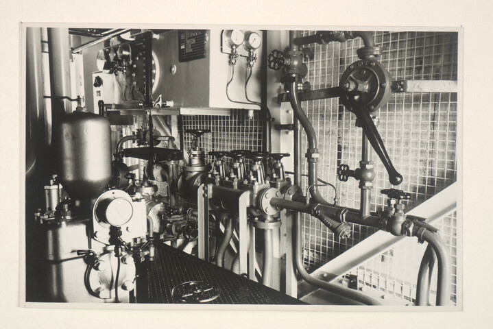 S.5219(12)0177; Interieurfoto's van dek, machinekamer, hut marconist en eetzaal van de Braziliaanse hekwielers Veiga Cabral, Placido de Castro, Irineu Evangelista; fotoreportage