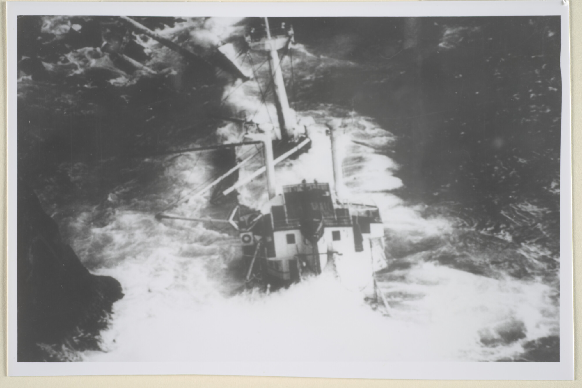 1996.1107; Het vergaan van het onder Liberiaanse vlag varende koelschip ms. Francisca (ex- Yvonne) van Cia; foto