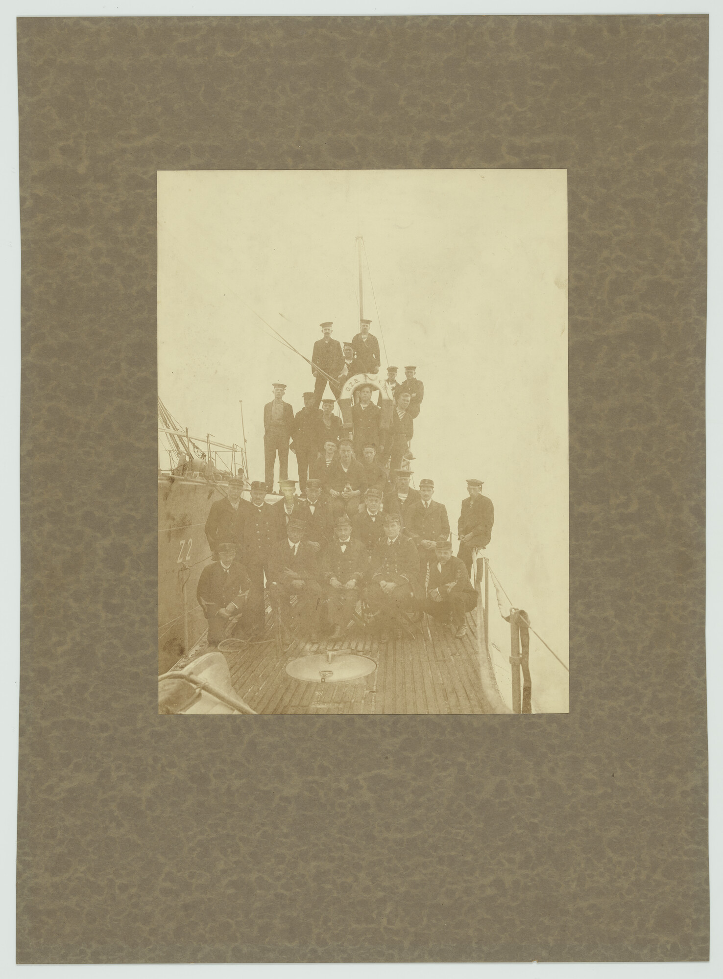 2023.0601; Foto van de bemanning van onderzeeboot K IV, vermoedelijk in Vlissingen afgemeerd naast torpedoboot Hr.Ms. Z 2; foto