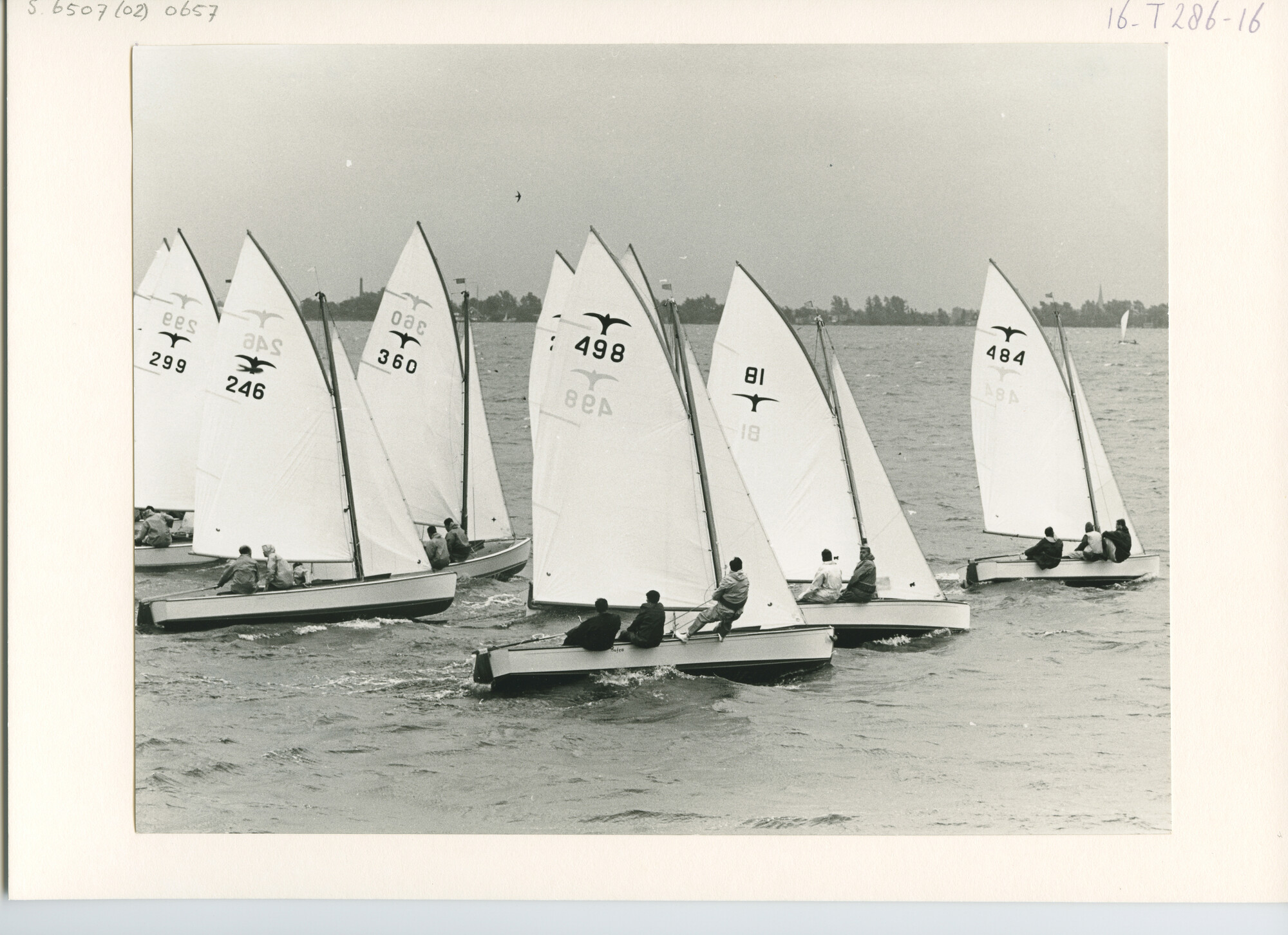 S.6507(02)0657.01; Zwart-wit foto van de Valkenklasse op de Westeinderplassen; foto
