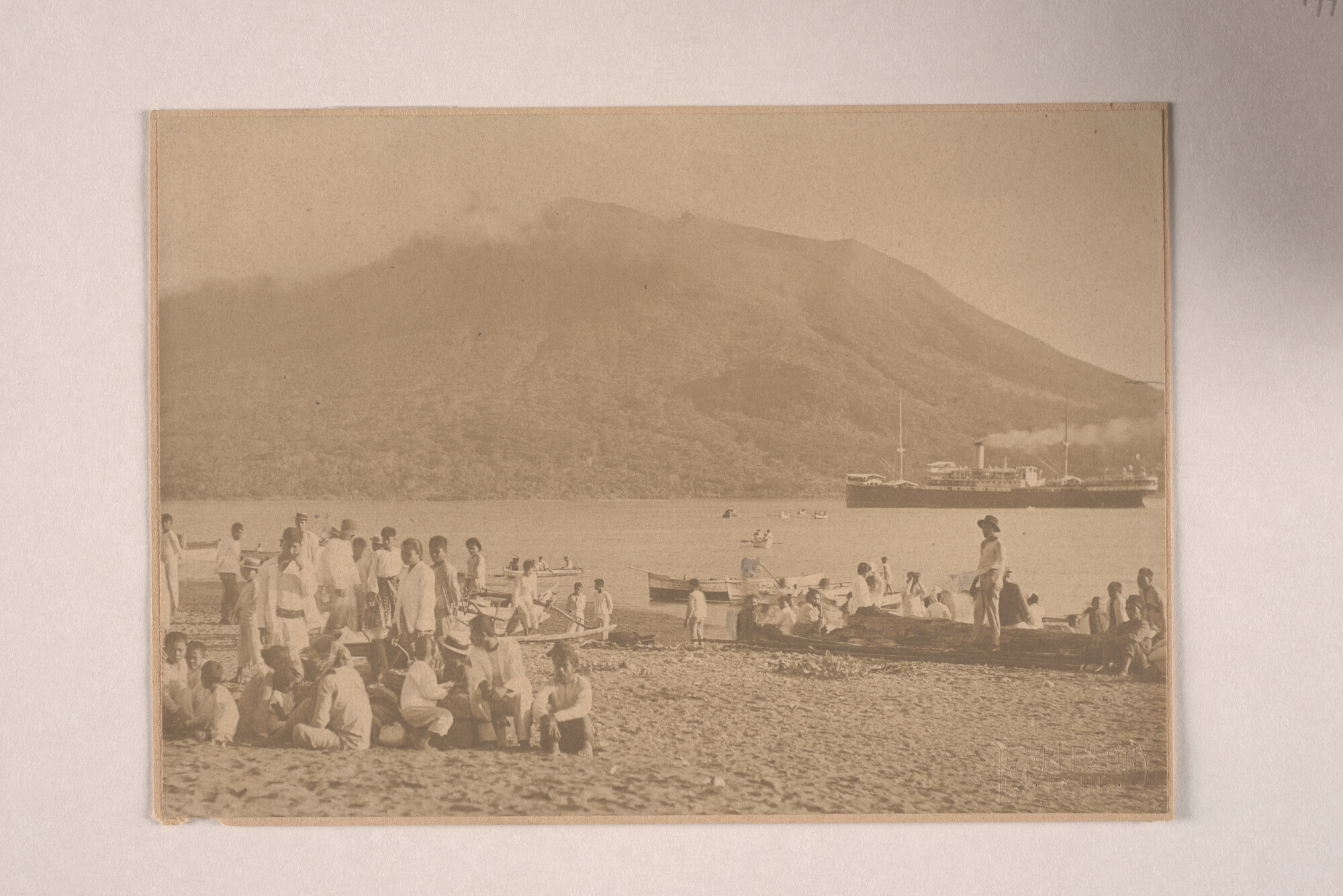 1994.5795; Gezicht op de kust: de losplaats bij Tagoelandang (bij Celebes); foto