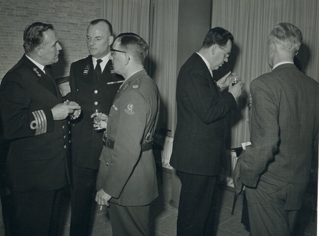 2001.1753; Foto's van de in gebruikneming van het hoofdkantoor van Reederij v/h Gebroeders Goedkoop aan de Westerdoksdijk 40 te Amsterdam in april 1962 [...]; fotoreportage