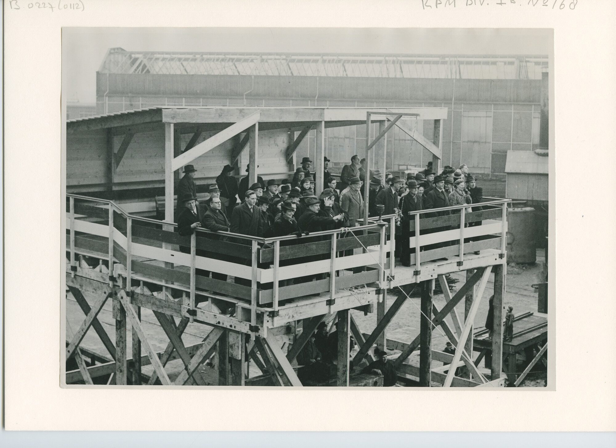 B.0227(0112); Foto van de tewaterlating van ms. De Eerens van de KPM bij de werf van P. Smit Jr; foto