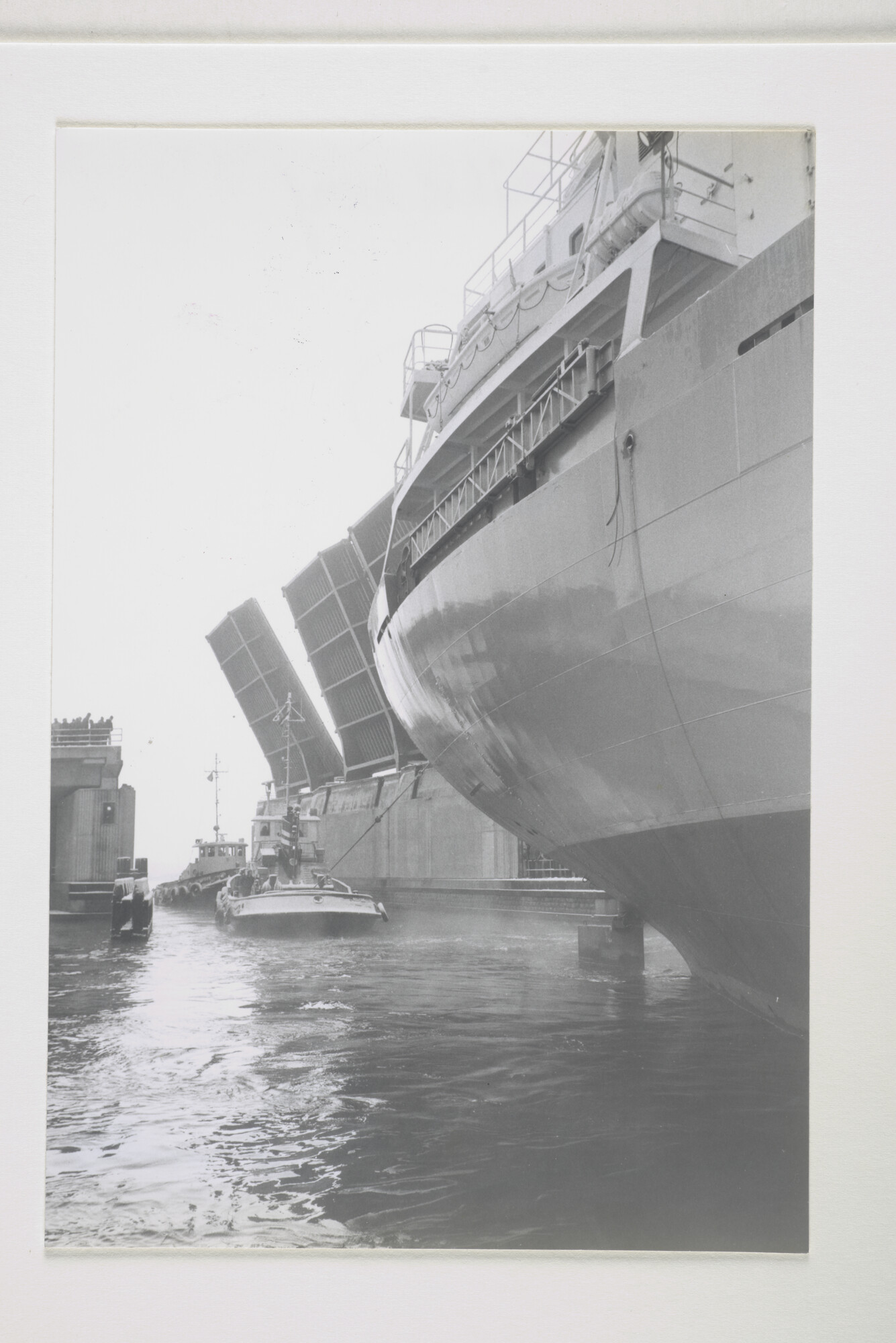 2000.1880; Het vrachtschip ms. Yemen Pioneer van de Yemen Gulf Line (Holland) vertrekt [...]; foto