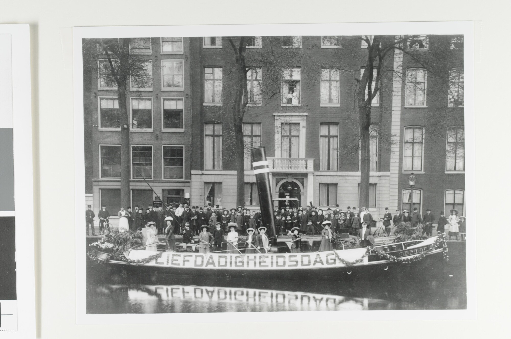 1992.1426; Dames ter gelegenheid van liefdadigheidsdag aan boord van de stoomsleepboot [...]; foto