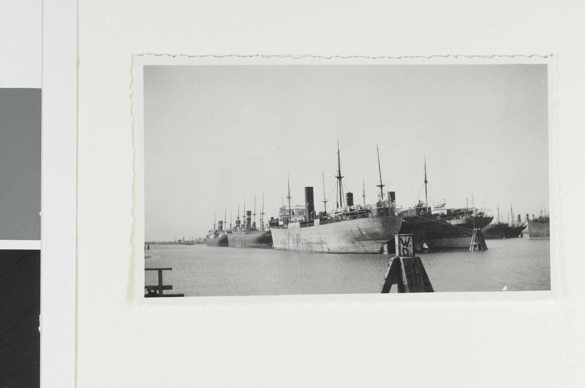 S.4380(04)439; Het vrachtschip ss. 'Menado' van de Rotterdamsche Lloyd opgelegd te Rotterdam; foto