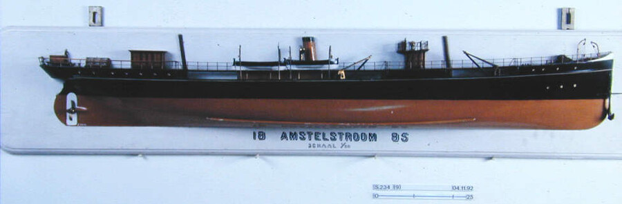 S.0234(09); Halfmodel van het schroefstoomschip Amstelstroom; scheepsmodel