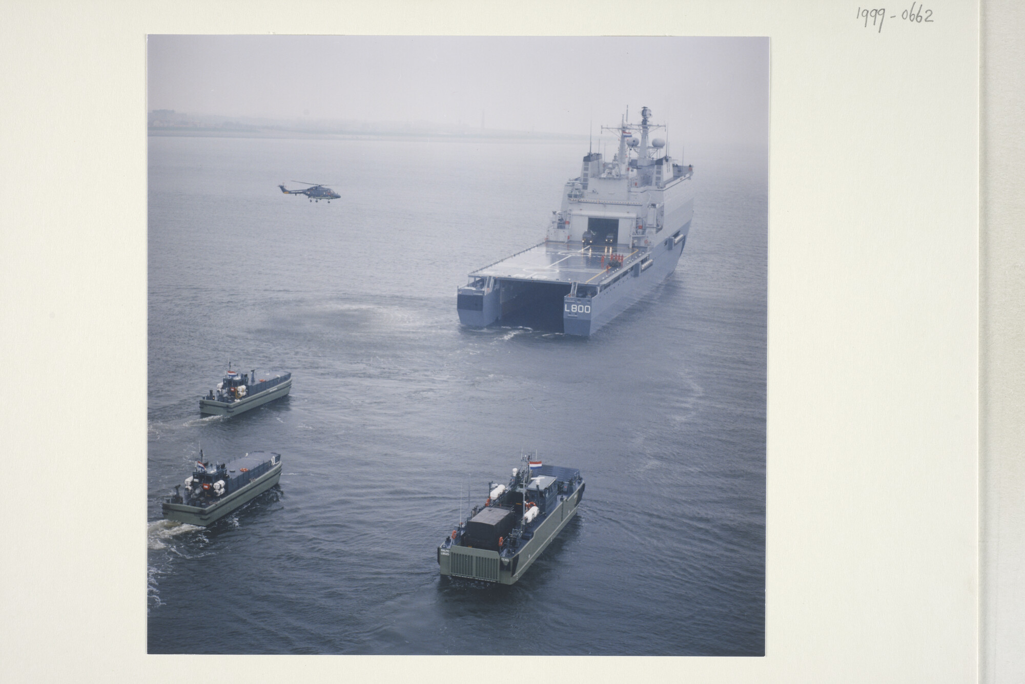1999.0662; Het LPD Hr.Ms. 'Rotterdam' (L 800) op de rede van Den Helder tijdens het opwerkingsprogramma van het schip (achteraanzicht); foto
