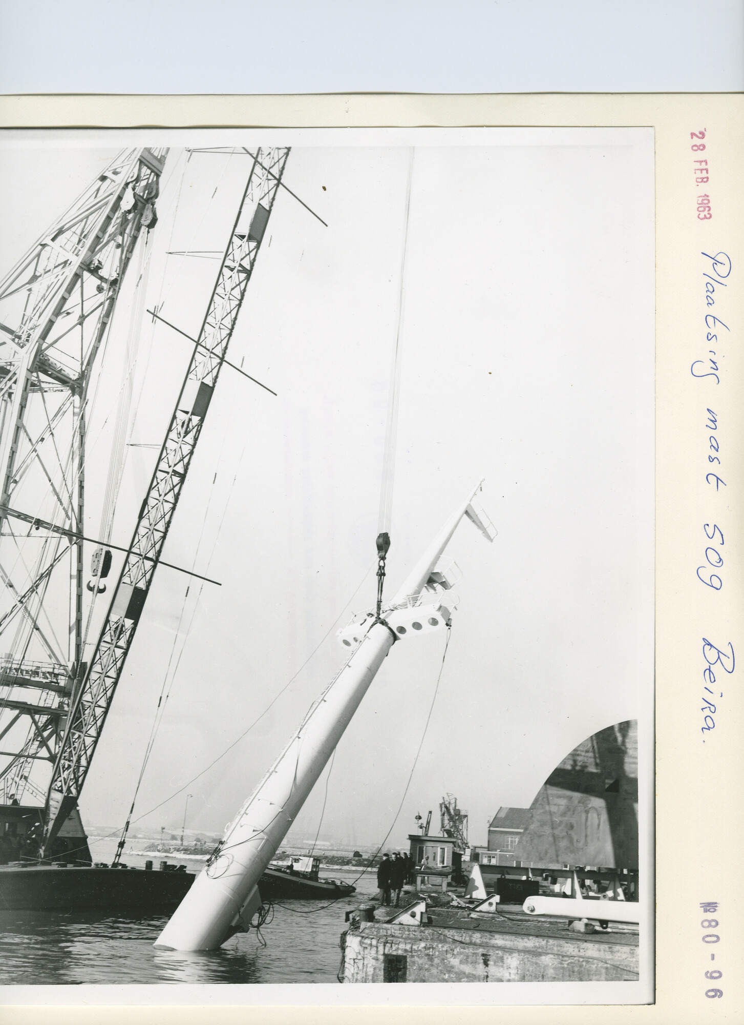 S.5444(4036)1; Foto van het plaatsen van een mast op het vrachtschip ms. Beira; foto