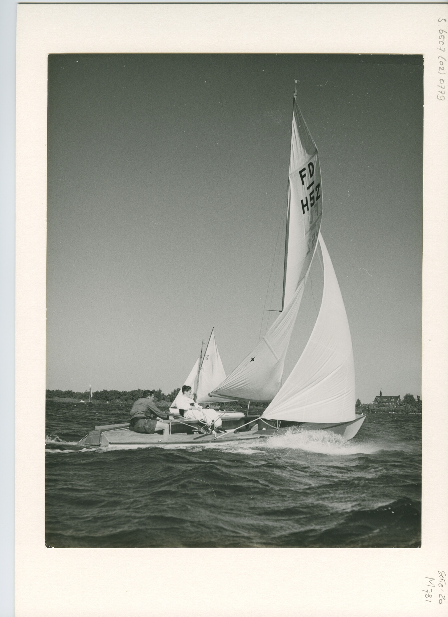 S.6507(02)0779.01; Zwart-wit foto van de FD nummer H 52 met harde wind op de Vinkeveense Plassen: FD nummers H 66 [...]; foto