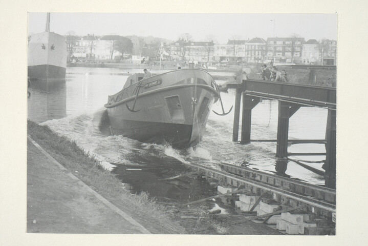 S.5219(12)0221; Foto van de tewaterlating van de havensleepboot 'Jan Goedkoop Jr.' gebouwd op langshelling van de ASM; foto