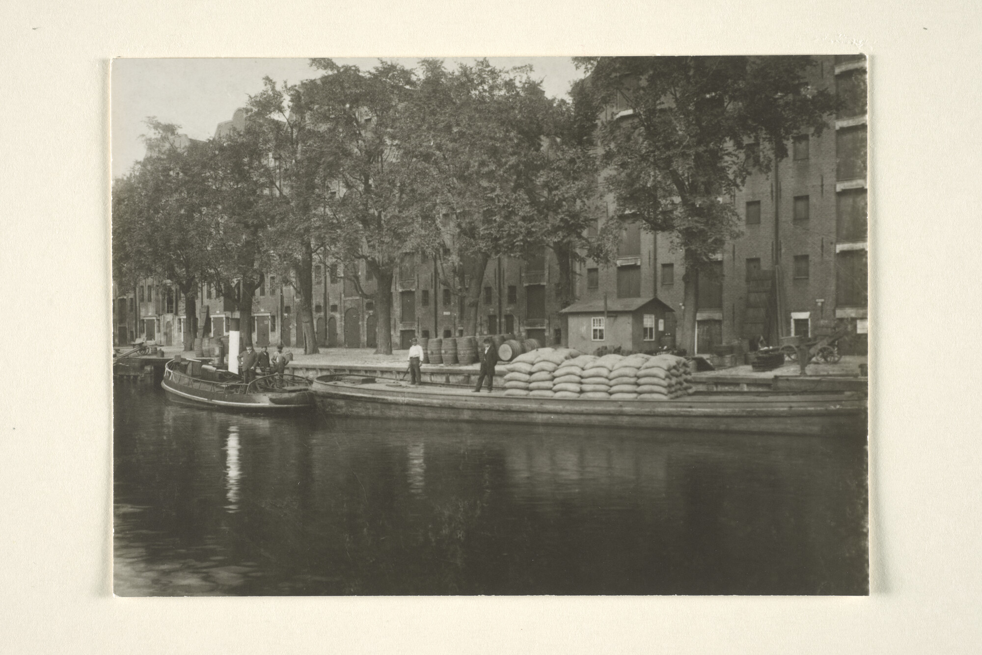 1997.1322; De stoomsleepboot Spitsbergen, gebouwd in 1878 bij J. van der Maaden te [...]; foto