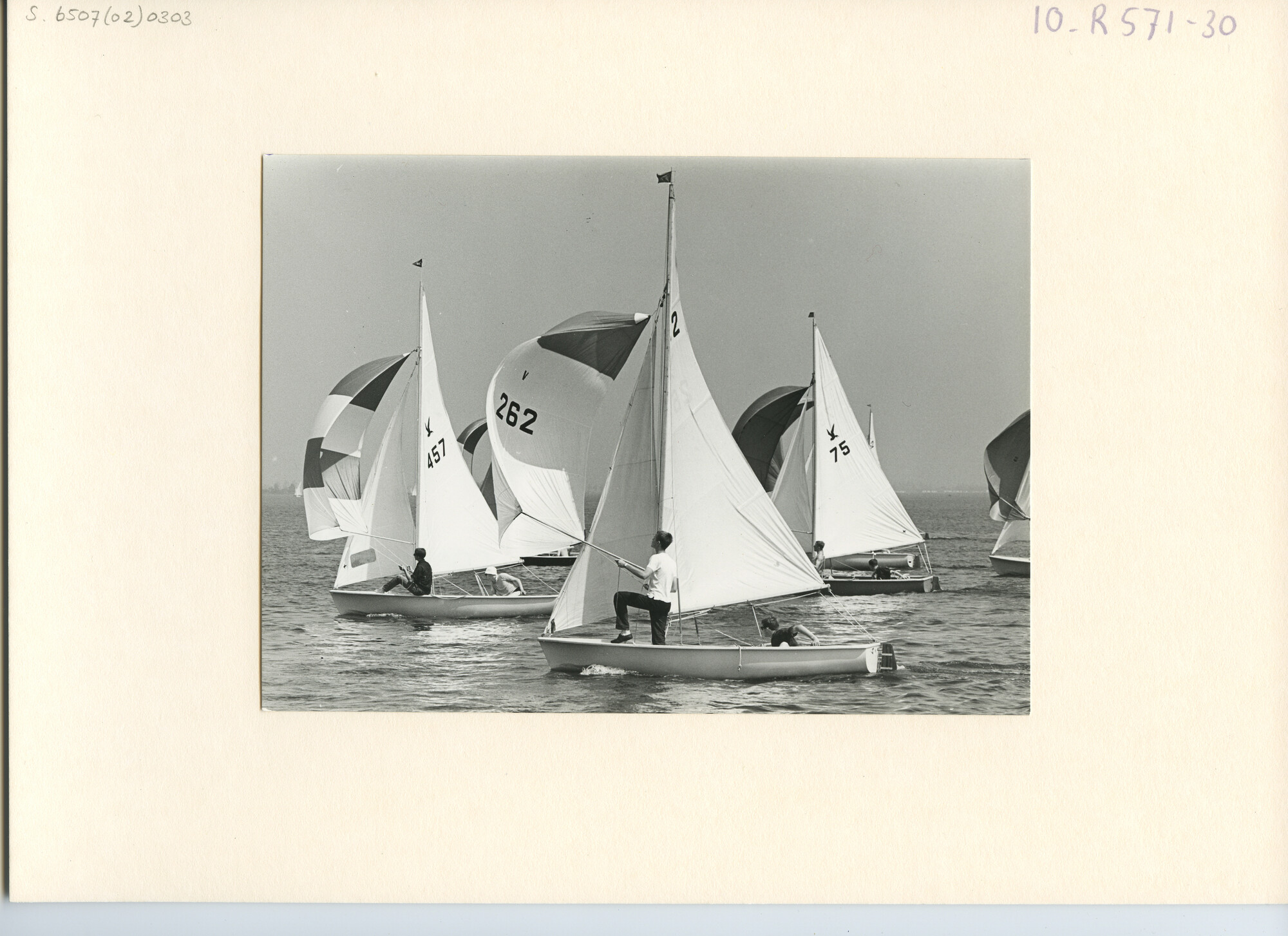 S.6507(02)0303.02; Zwart-wit foto van de Stern-klasse voor de wind tijdens een wedstrijd op het Braassemermeer; foto