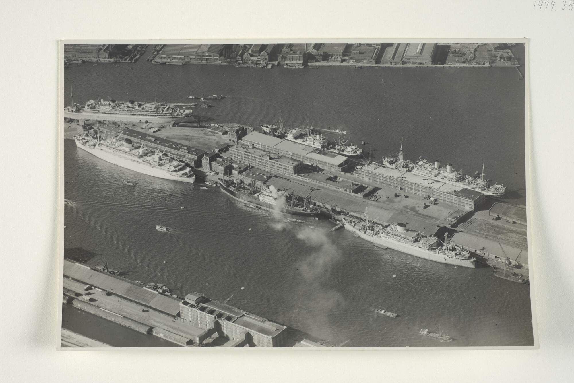 1999.3898; Een luchtfoto van het Etablissement van de SMN te Amsterdam; foto