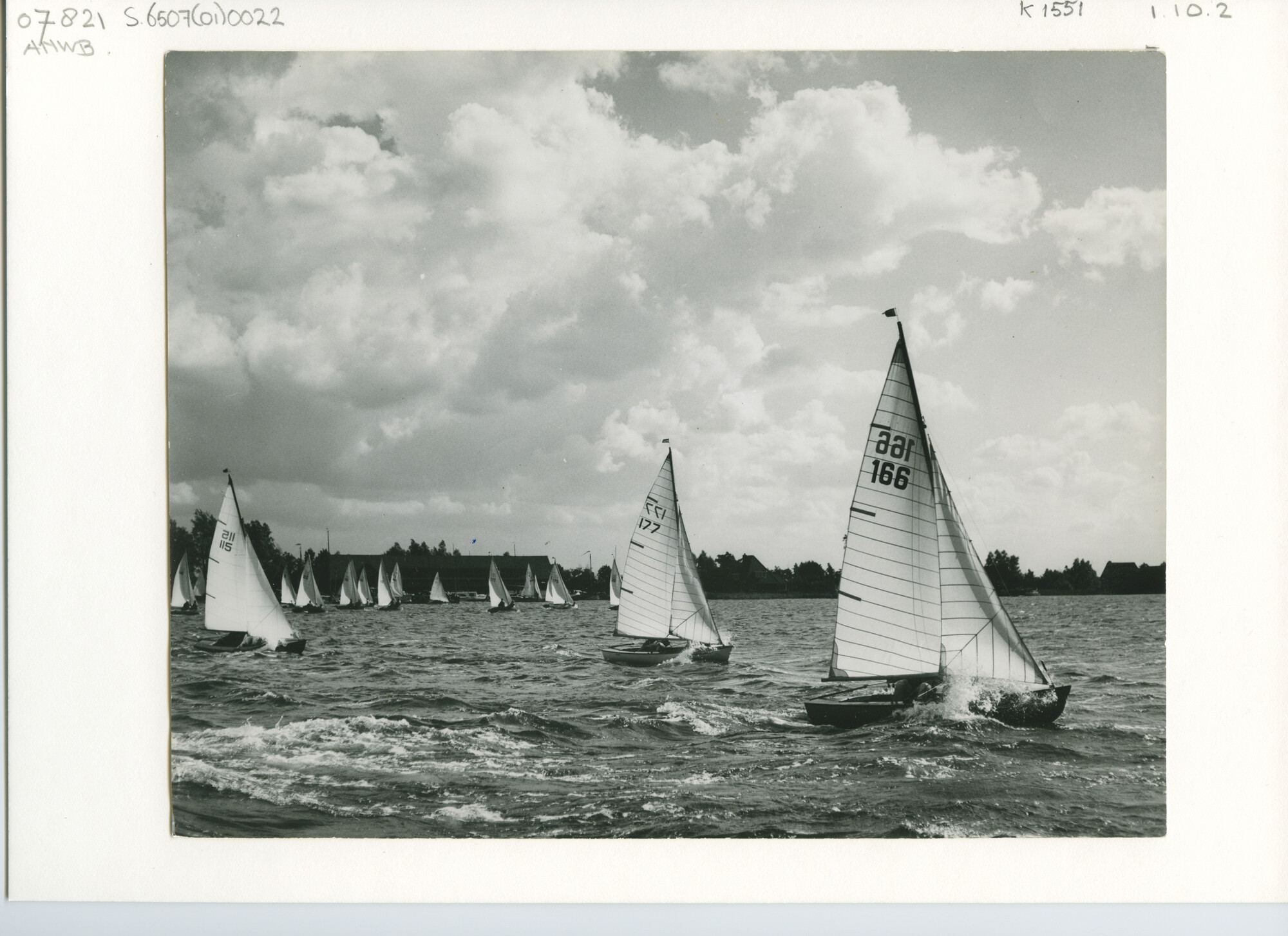 S.6507(01)0022; De Nieuw-Loosdrechtweek 1957: de Jeugdbootklasse kort na de start [...]; foto