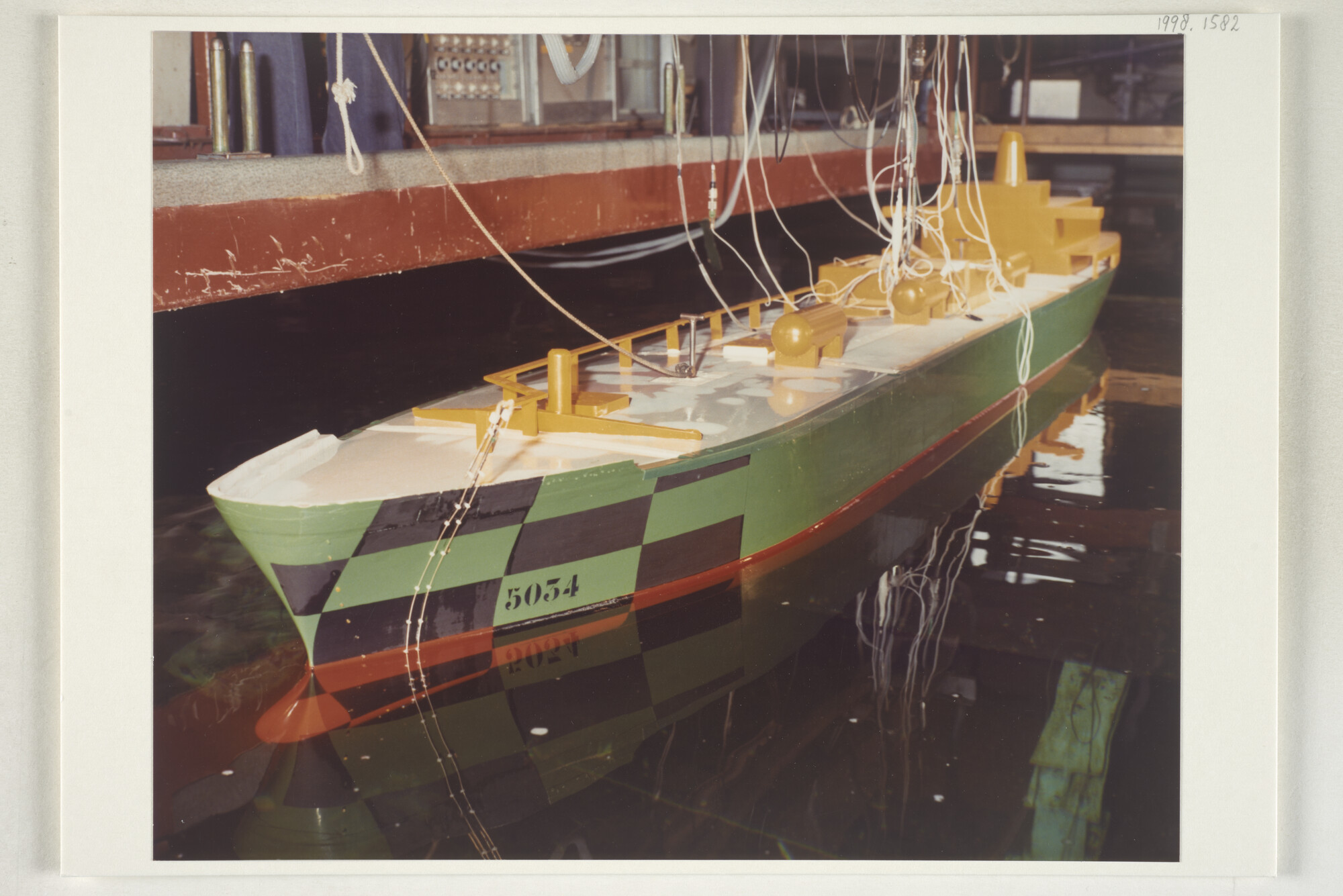 1998.1582; Proeftankonderzoek met een model van een olietanker bij het MARIN in Wageningen; foto