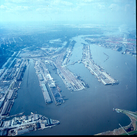 S.9100(2671); Dia (luchtfoto) Oostelijk Havengebied te Amsterdam; diapositief