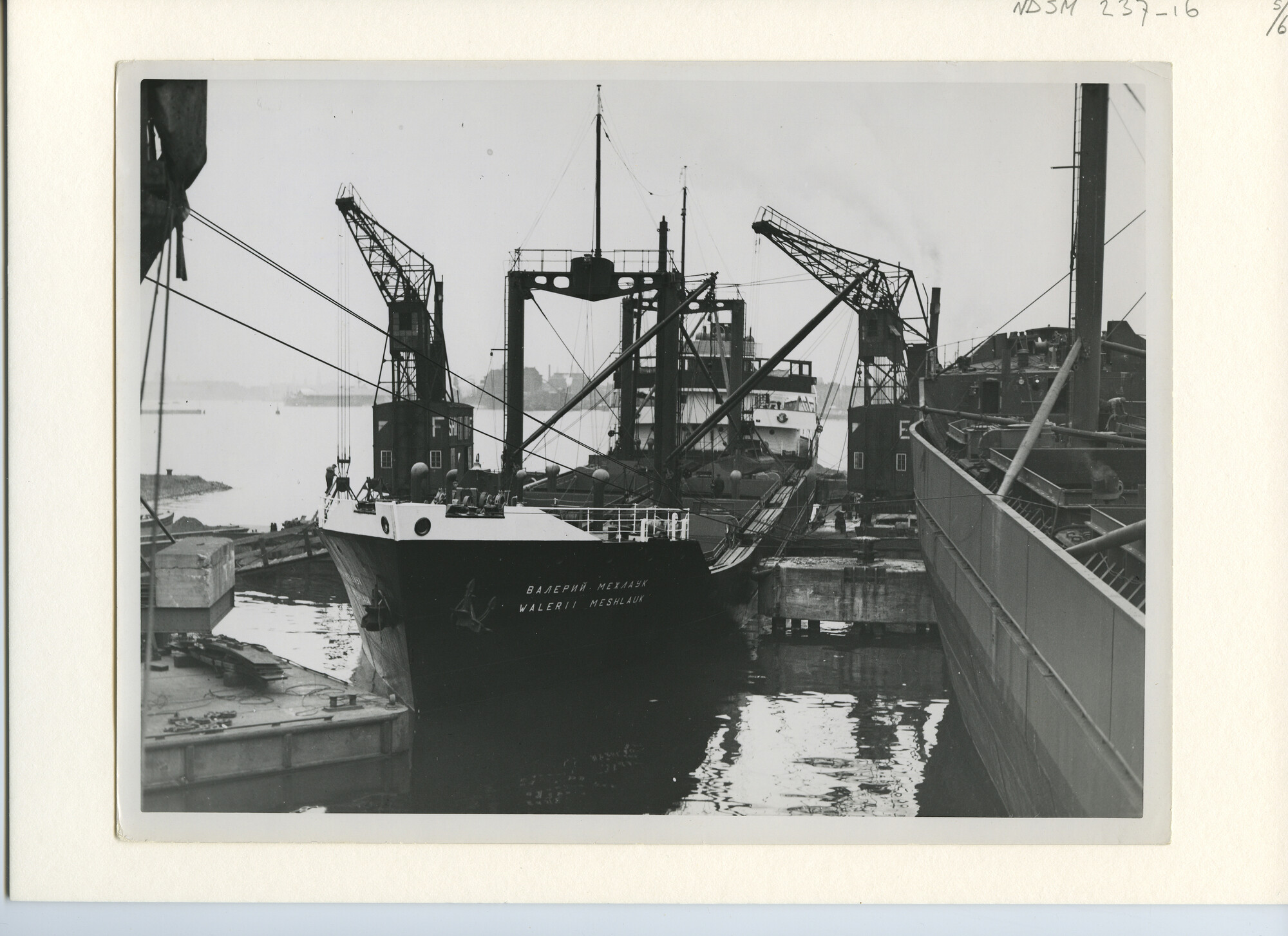 S.5444(1208)29; Foto van het laden van ms. Walerii Meshlauk met zand voor de; foto