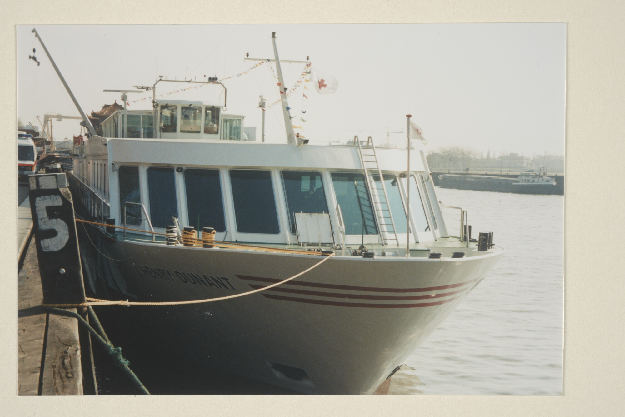 1996.1495; Kleurenfoto's van het vakantieschip J. Henry Dunant; fotoreportage