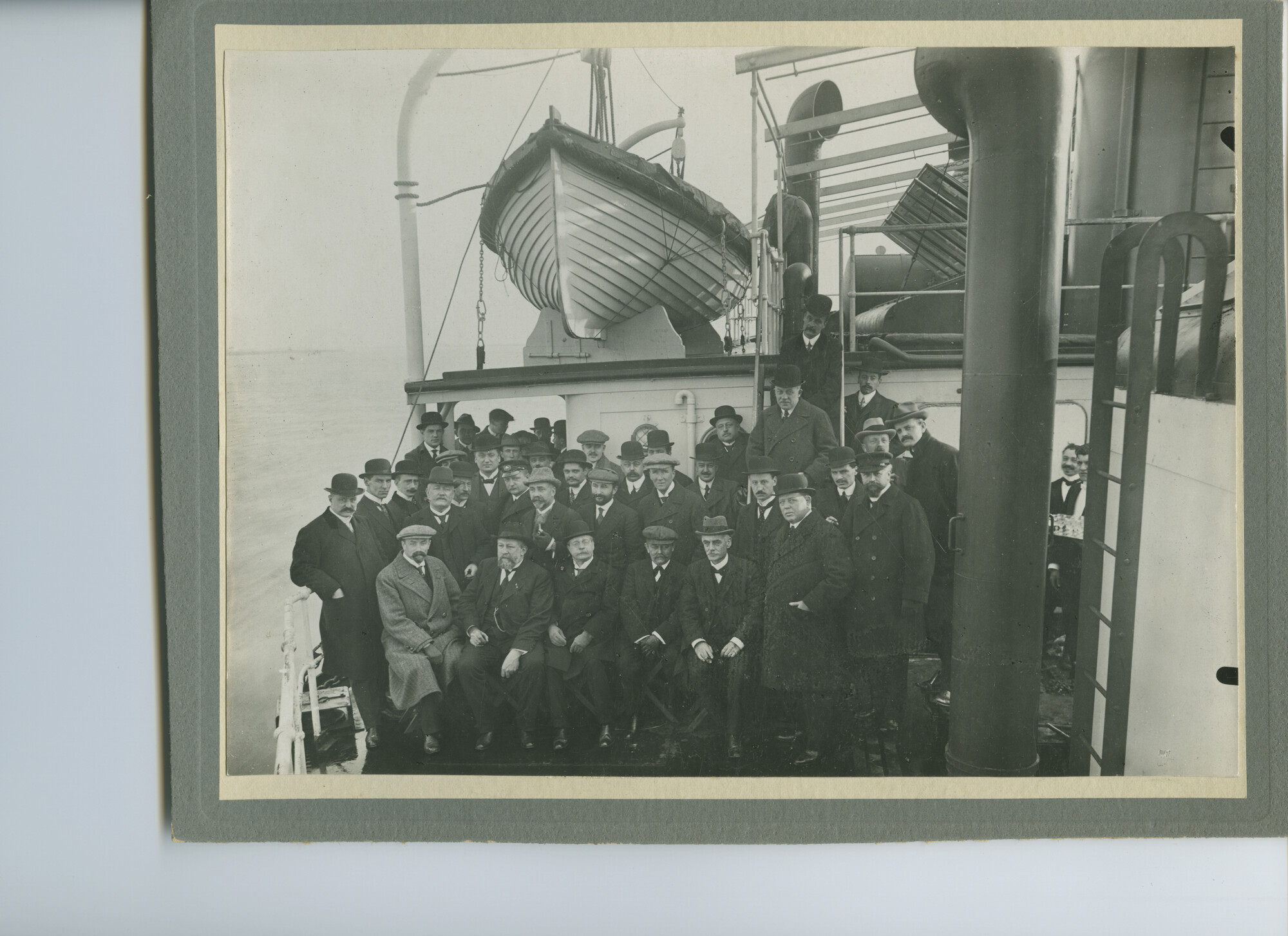 S.5444(0320); Foto van een veertigtal Heeren en een ober verzameld aan dek van de tanker ms. Juno; foto