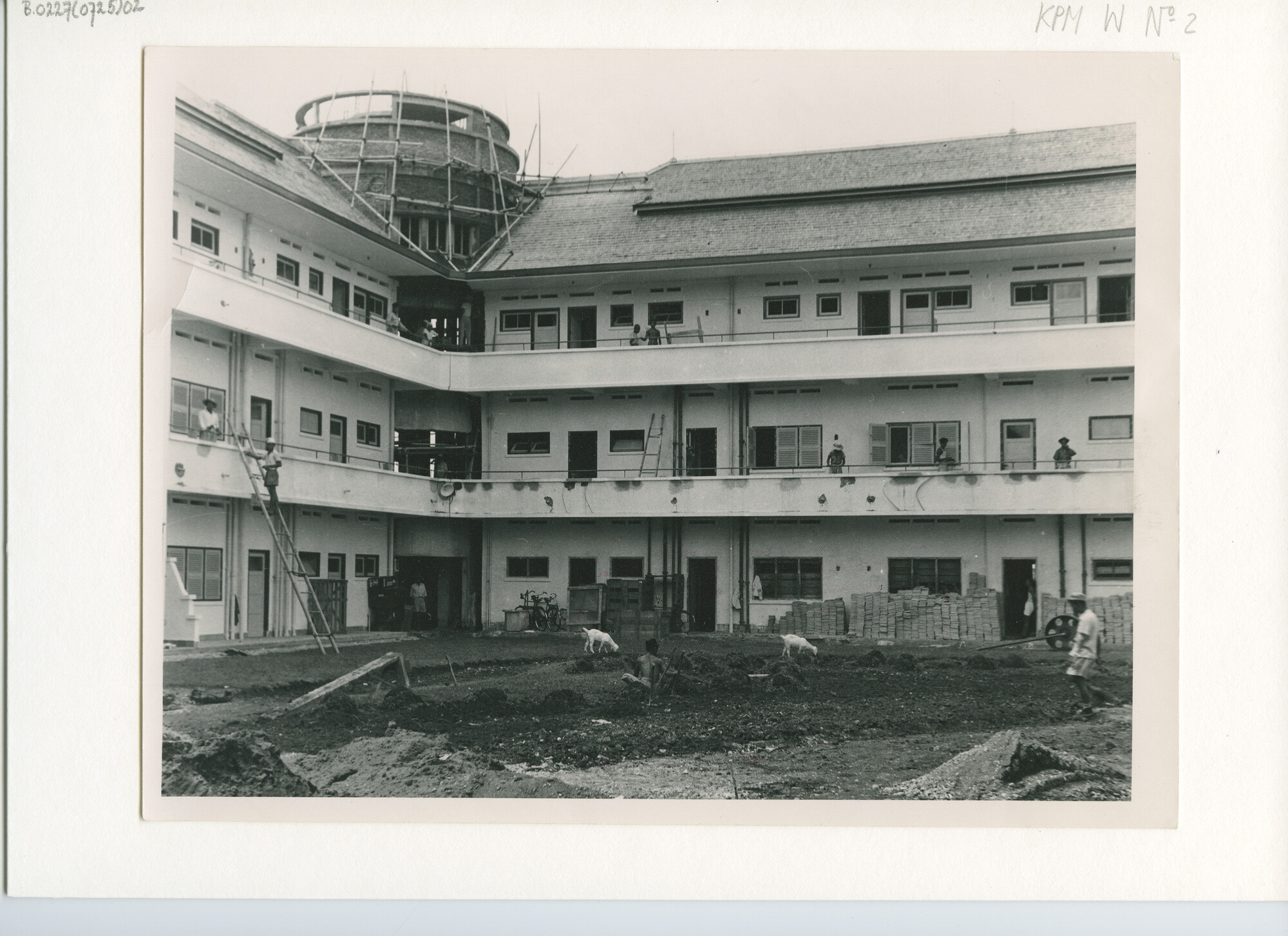 B.0227(0725)02; Foto van de bouw van het flatgebouw van de KPM; foto