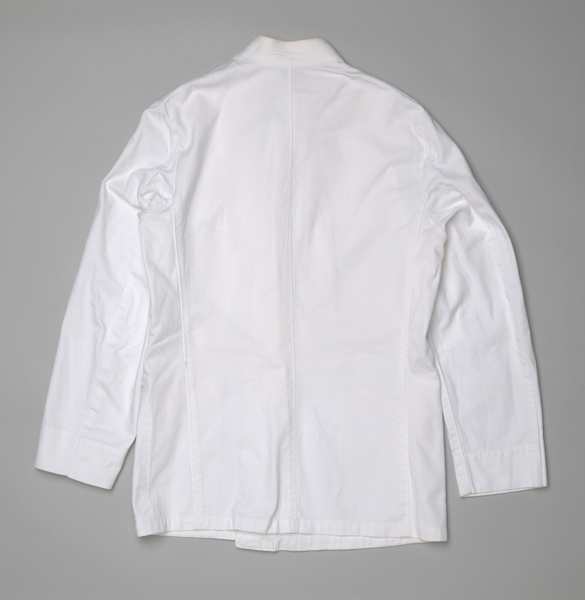2021.0439; Witte uniformjas, zgn. jasje tutup of toetoep, onderdeel van een tropenuniform; jas